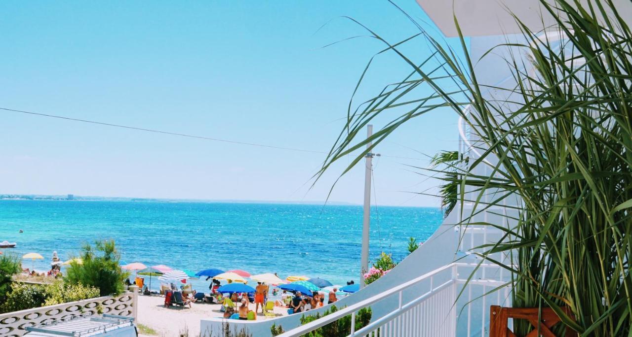 Fronte Mare In Centro Covered Parking Torre Lapillo Exterior photo