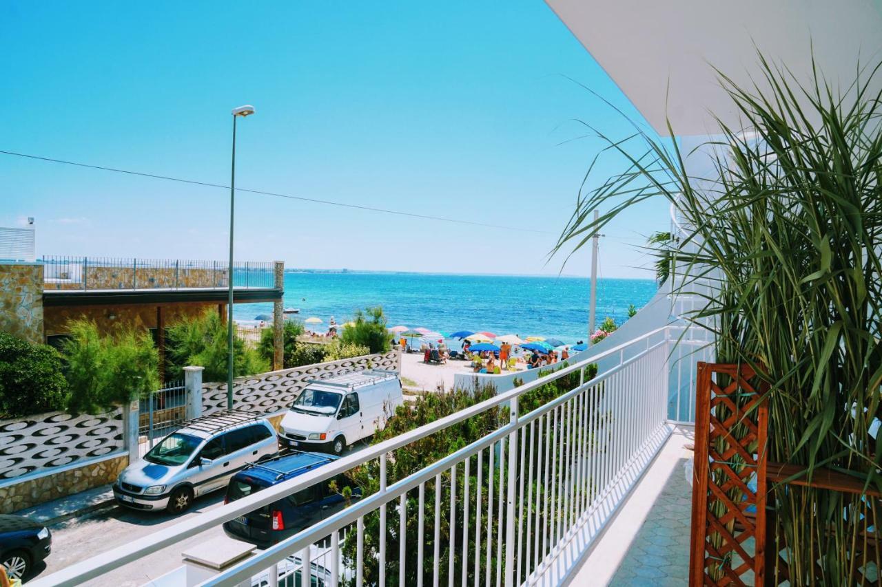 Fronte Mare In Centro Covered Parking Torre Lapillo Exterior photo
